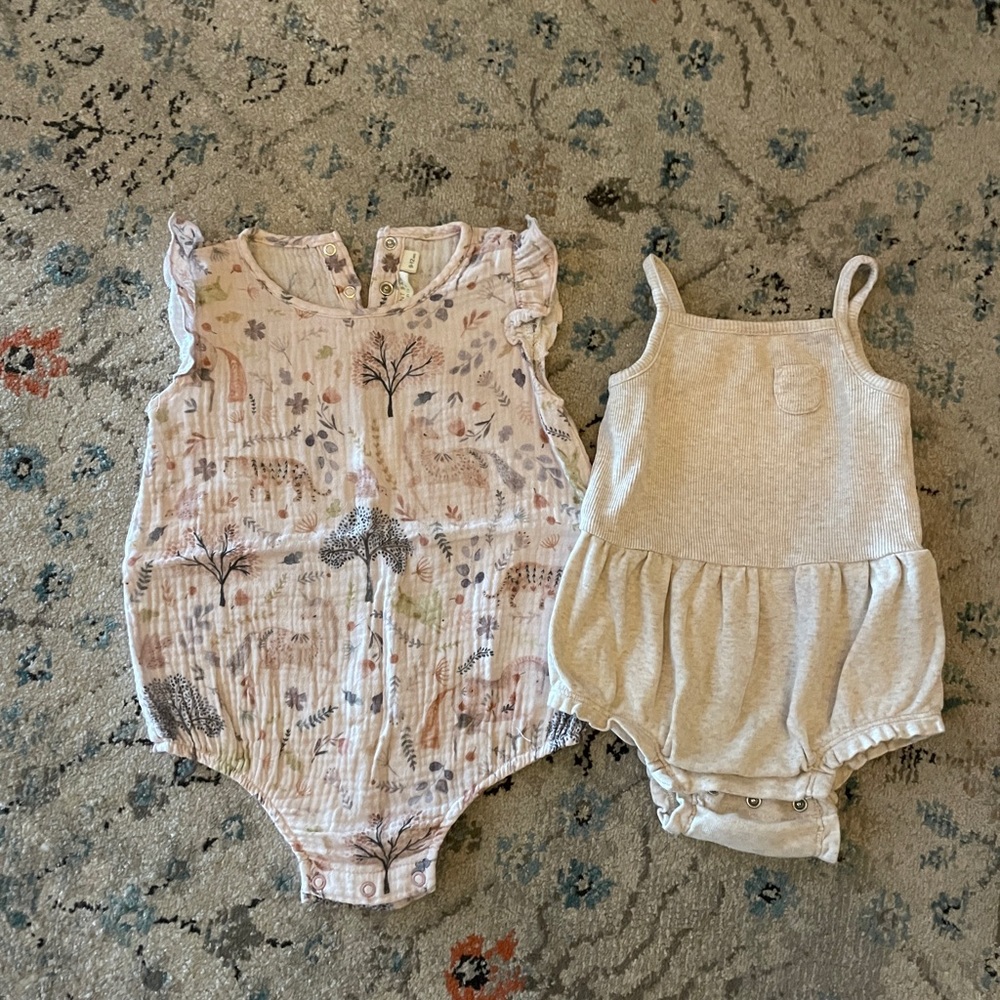 Bundle of 2 baby onesies - Excellent condition